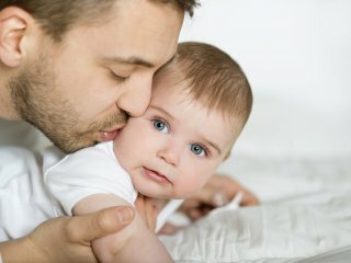 ru.depositphotos.com / halfpoint : отец целует маленького ребенка