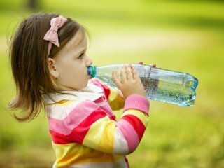 ru.depositphotos.com / ababaka: маленькая девочка пьет воду