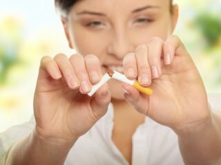 beautycorners.com: девушка разламывает сигарету